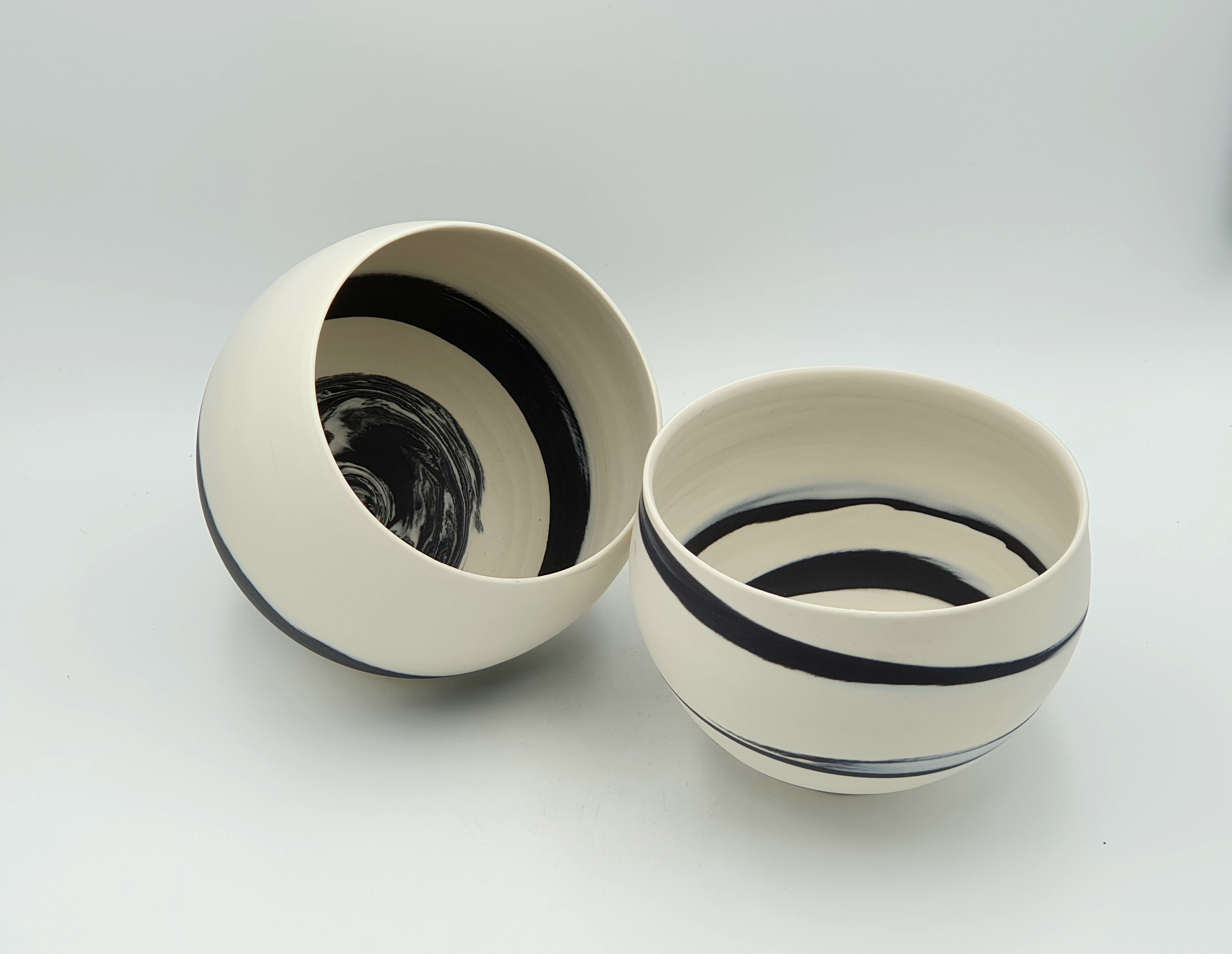Two porcelain agateware bowls